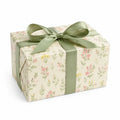 Boîte cadeau 30 x 20 x 15 cm en carton fleuri crème avec ruban vert style romantique