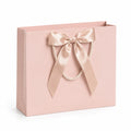 Sac cadeau 30 x 12 x 28 cm en papier rose avec poignées en corde et nœud décoratif
